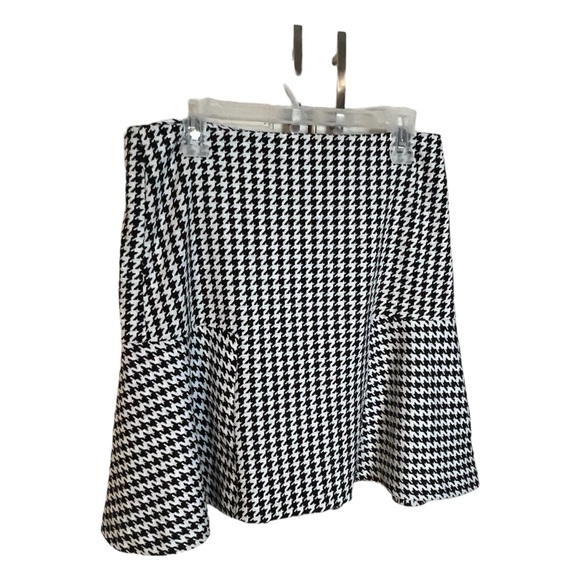 89th & Madison Dresses & Skirts - A houndstooth skirt by 89th & Madison in a size 8